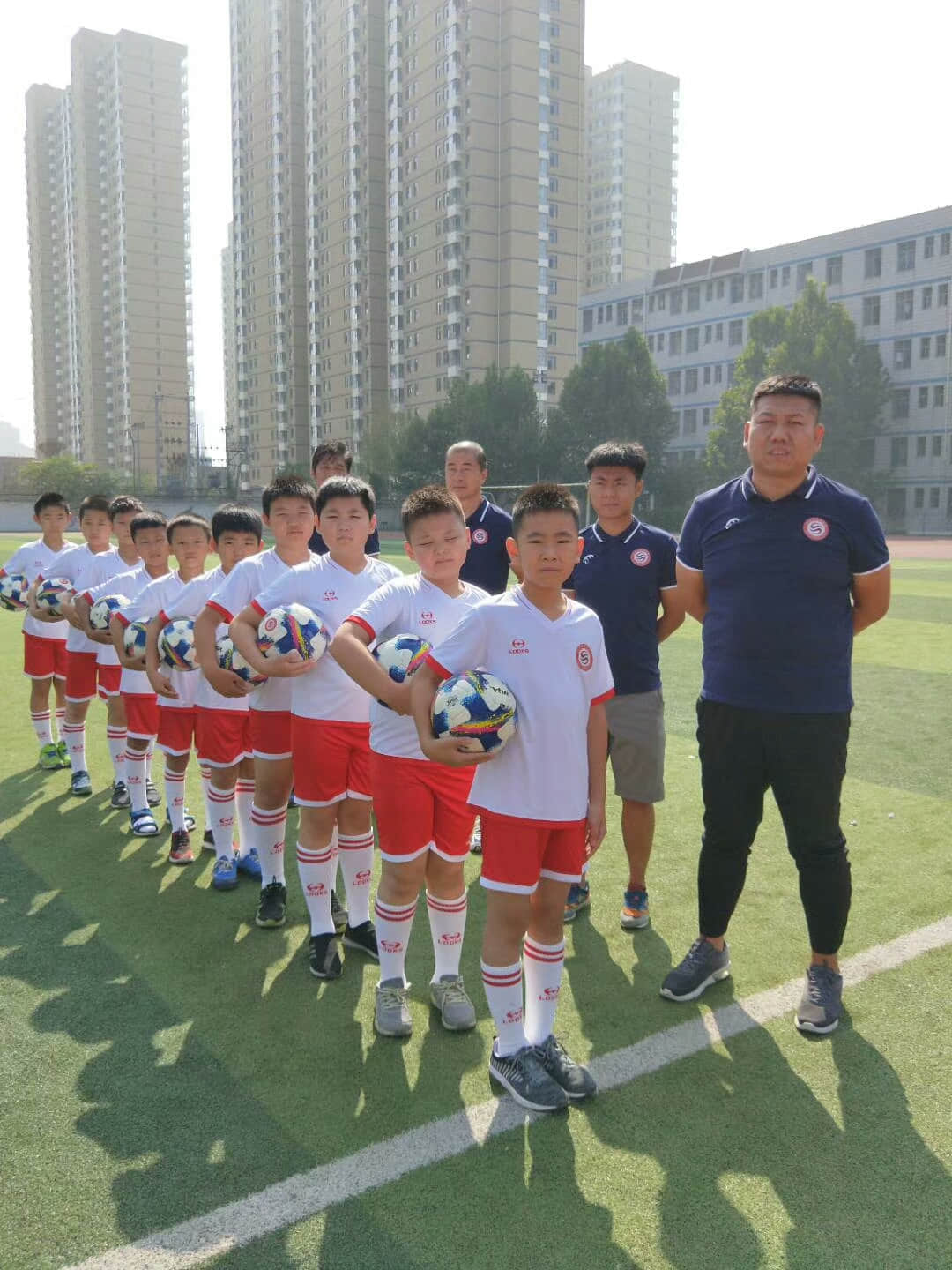与萨莎足球俱乐部合作成立联合青少年足球基地