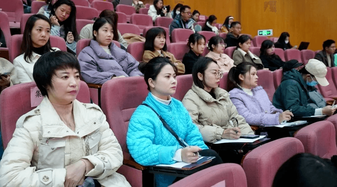 【立小•荣耀绽放】李佟校长受邀在全国中小学课程建设与发展大会暨首届中小学特色课程博览会上作典型发言