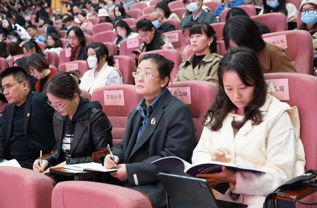 【立小•荣耀绽放】李佟校长受邀在全国中小学课程建设与发展大会暨首届中小学特色课程博览会上作典型发言