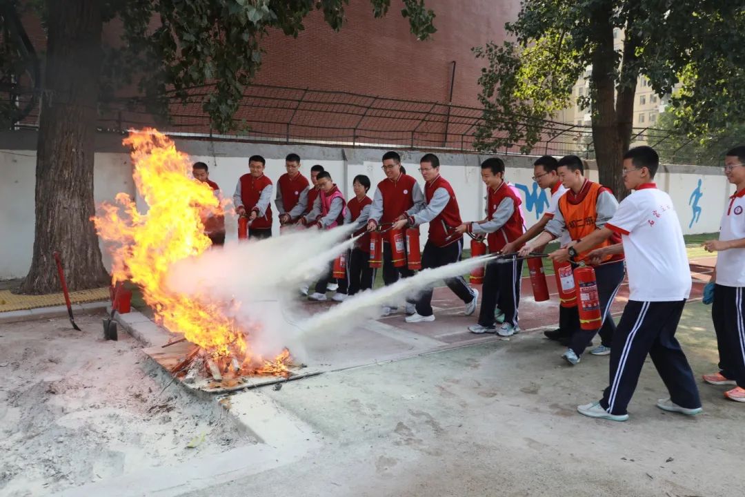 守护消防安全 共筑平安校园丨我校举行消防安全月主题升旗仪式