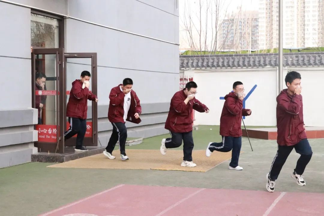 筑消防护盾 守校园安全丨石家庄私立第一中学开展消防演练