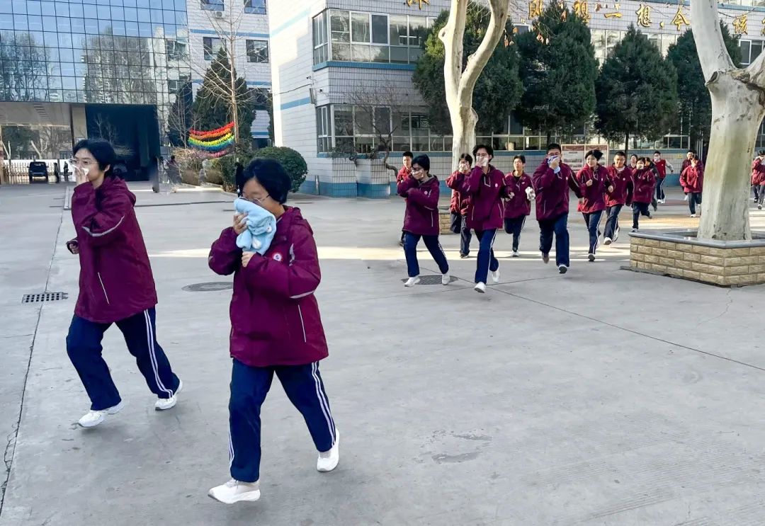 筑消防护盾 守校园安全丨石家庄私立第一中学开展消防演练
