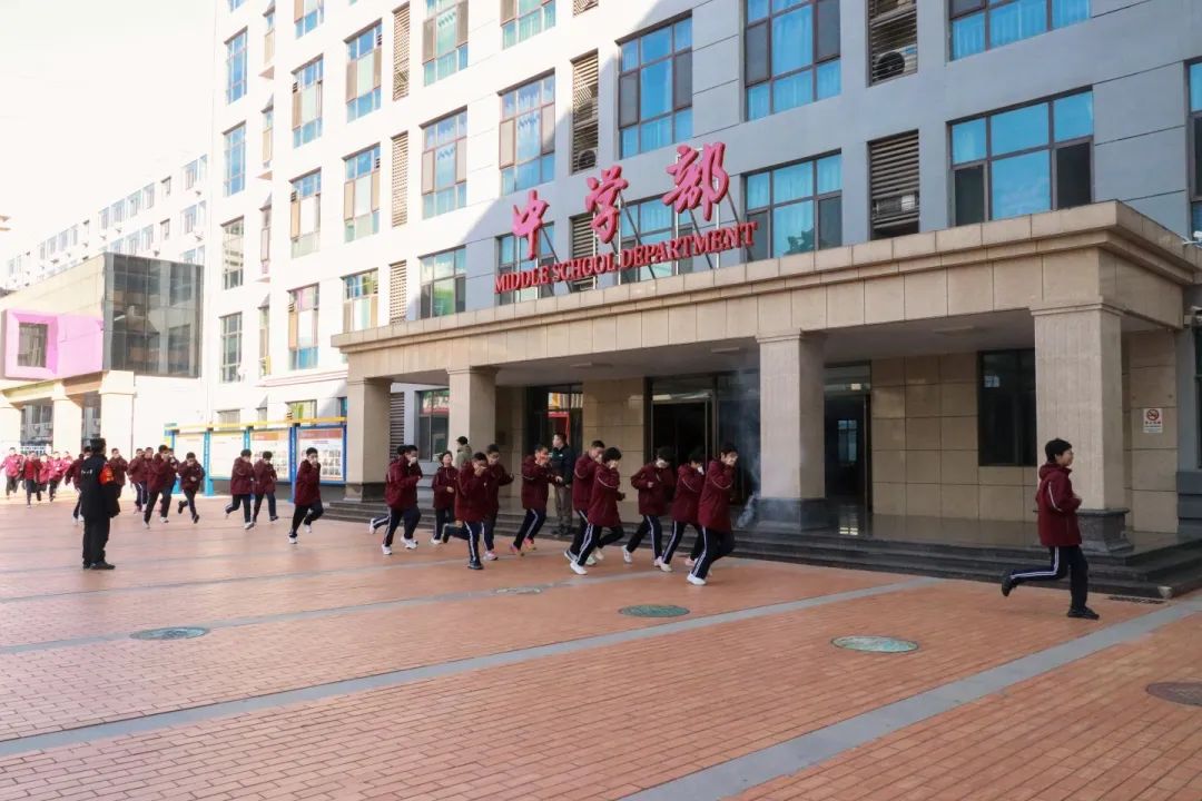 筑消防护盾 守校园安全丨石家庄私立第一中学开展消防演练