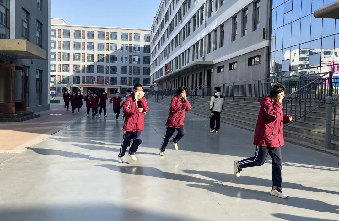 筑消防护盾 守校园安全丨石家庄私立第一中学开展消防演练