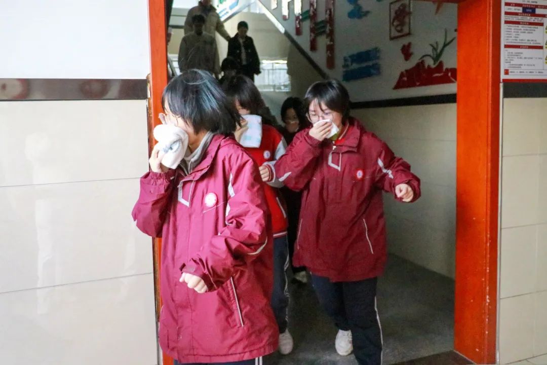 筑消防护盾 守校园安全丨石家庄私立第一中学开展消防演练