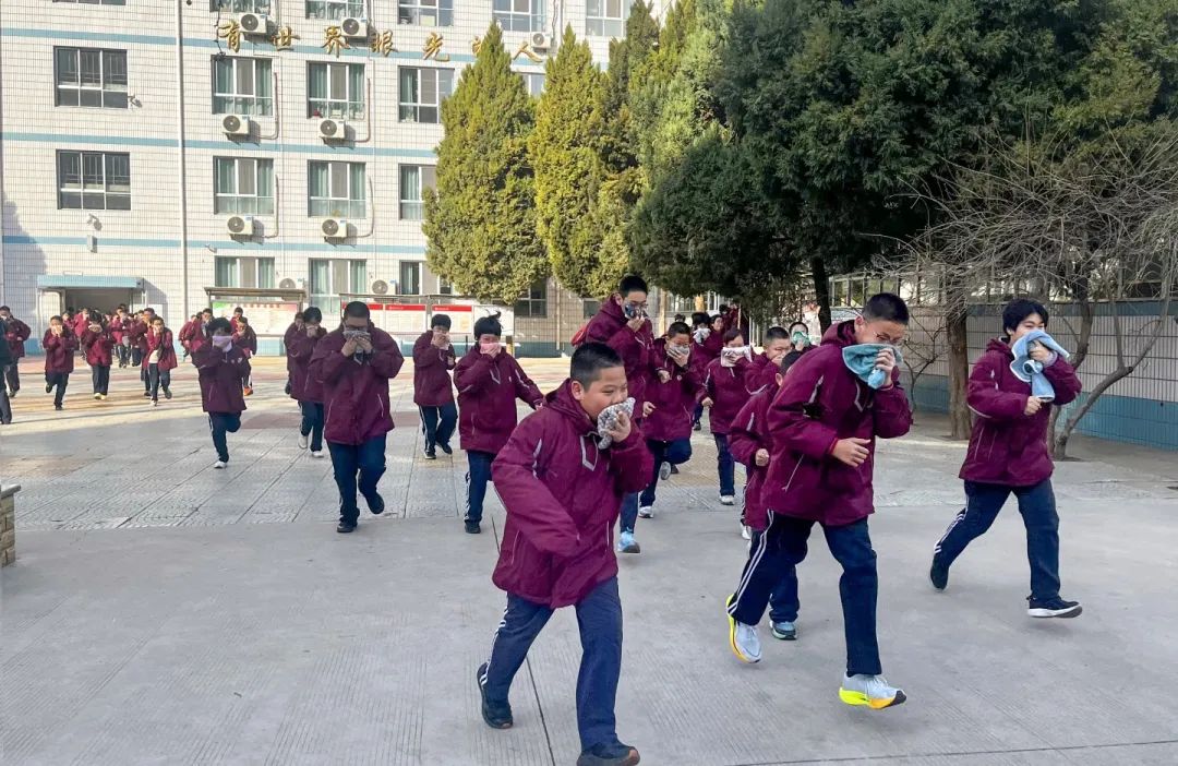 筑消防护盾 守校园安全丨石家庄私立第一中学开展消防演练