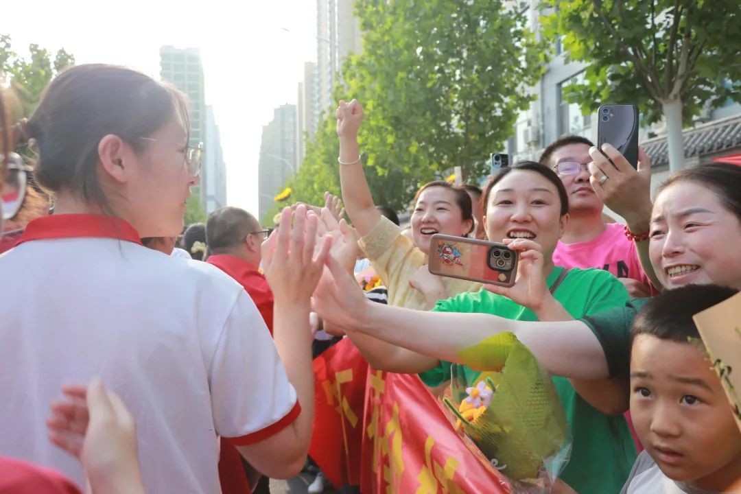 执笔为剑赴考场 旗开得胜跃龙门丨直击私立一中高考送考高燃现场！