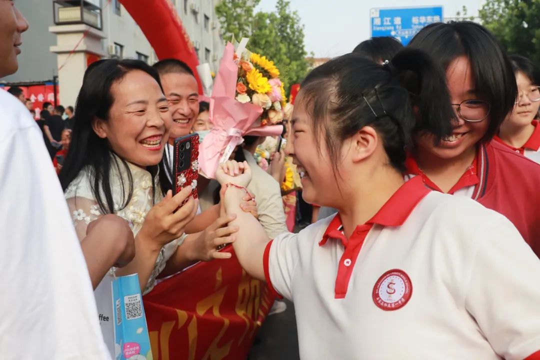 执笔为剑赴考场 旗开得胜跃龙门丨直击私立一中高考送考高燃现场！