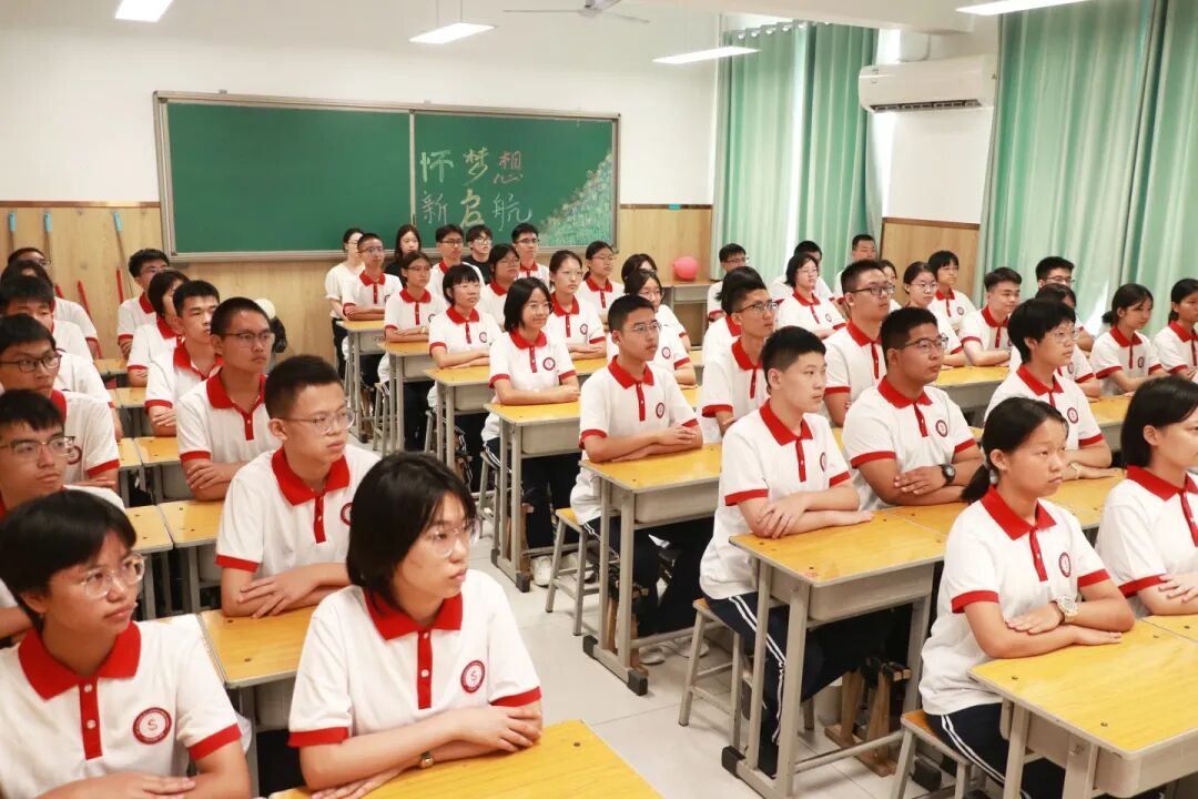 铁流震寰宇 热血映初心丨石家庄私立一中师生共观抗战胜利80周年阅兵盛况