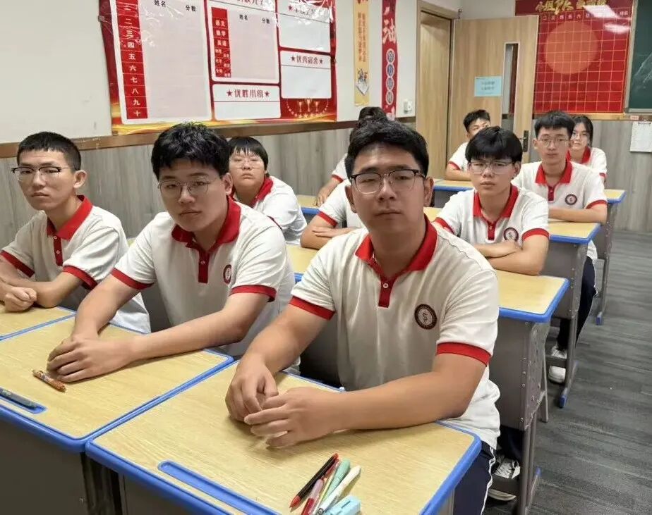 铁流震寰宇 热血映初心丨石家庄私立一中师生共观抗战胜利80周年阅兵盛况