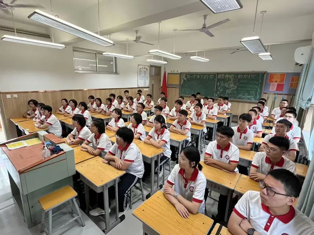 铁流震寰宇 热血映初心丨石家庄私立一中师生共观抗战胜利80周年阅兵盛况