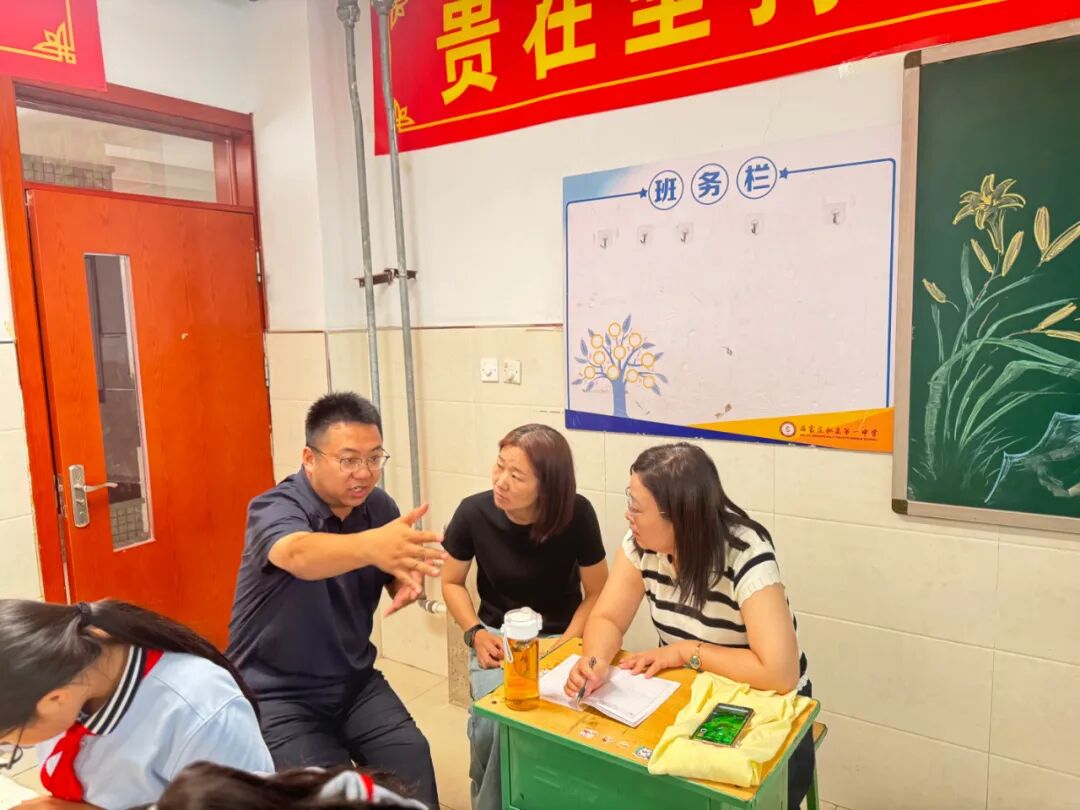【立小•教学】与校长同桌是种什么体验？每周三“行政蹲班日志”揭秘