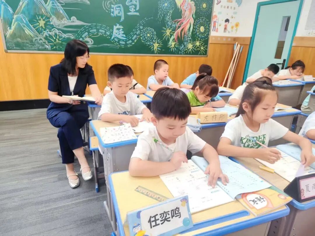 【立小•教学】与校长同桌是种什么体验？每周三“行政蹲班日志”揭秘