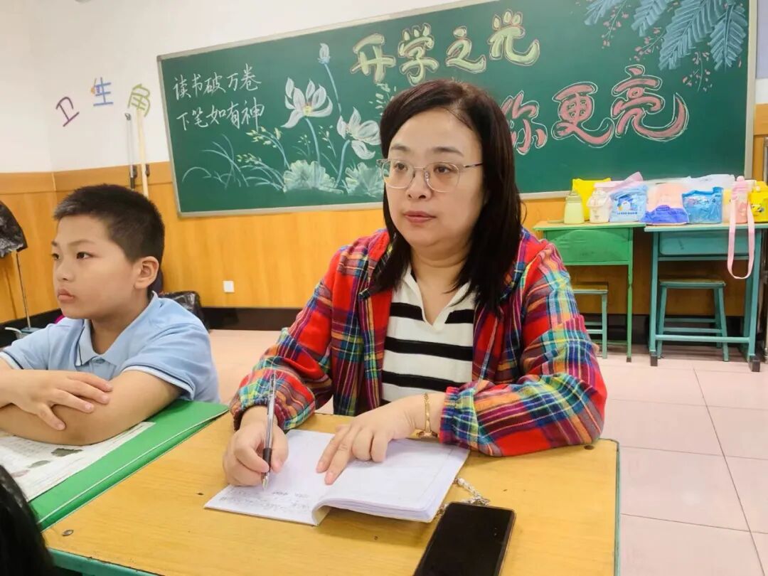 【立小•教学】与校长同桌是种什么体验？每周三“行政蹲班日志”揭秘