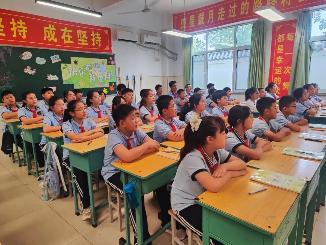 【立小•教学】与校长同桌是种什么体验？每周三“行政蹲班日志”揭秘