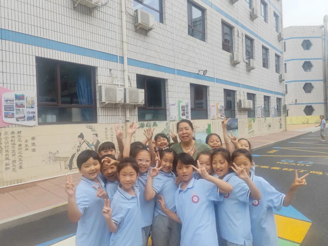 【立小•教学】与校长同桌是种什么体验？每周三“行政蹲班日志”揭秘