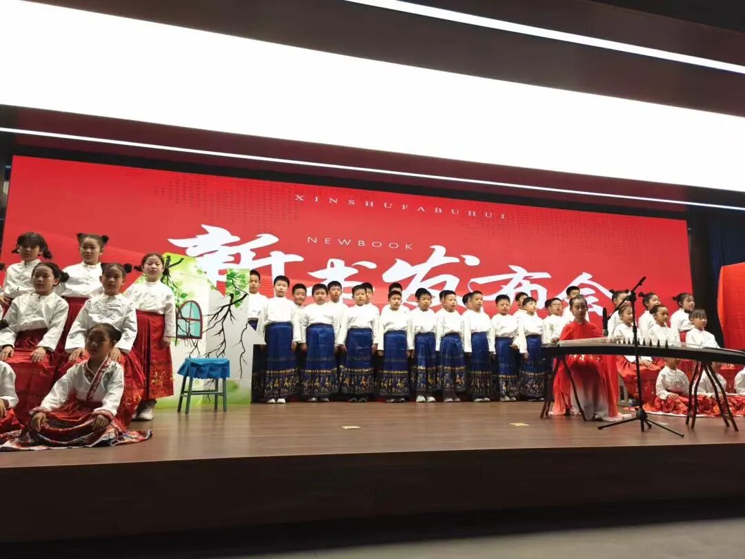 【立小•教学】揭秘诗歌节新书发布会空降 翻页就是浪漫暴击!