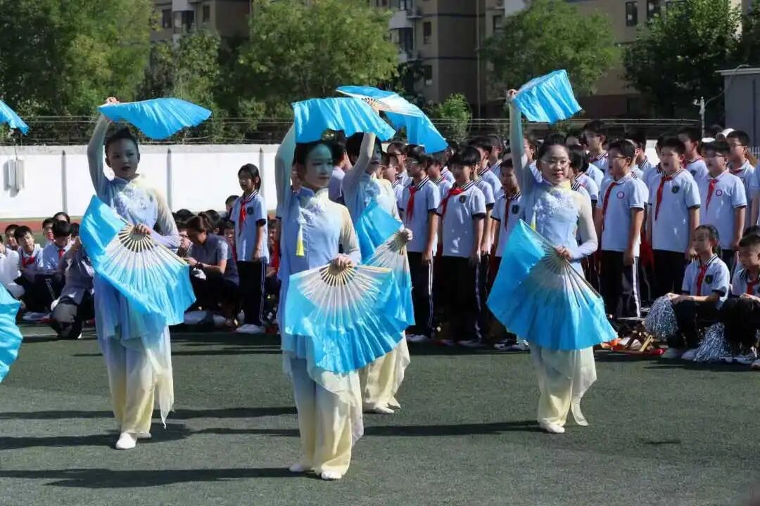 【立小•德育】泪目！六年级学生用红歌致敬信仰，回忆杀来袭，感动全场！