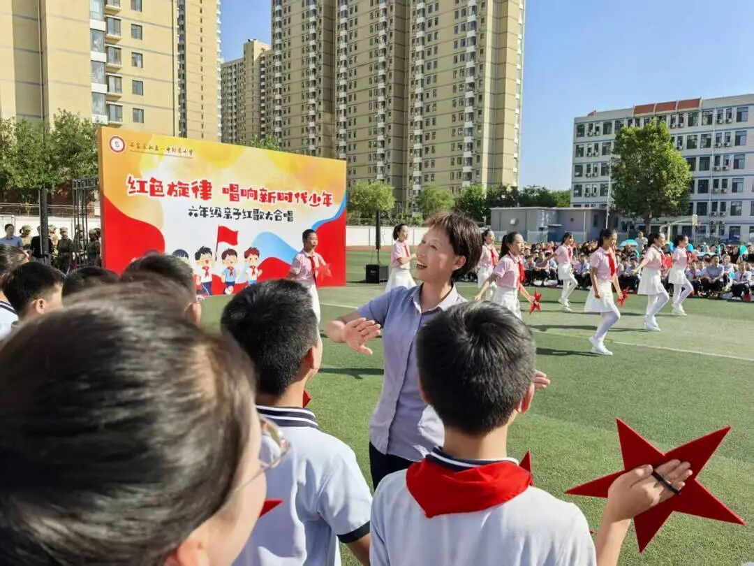 【立小•德育】泪目！六年级学生用红歌致敬信仰，回忆杀来袭，感动全场！