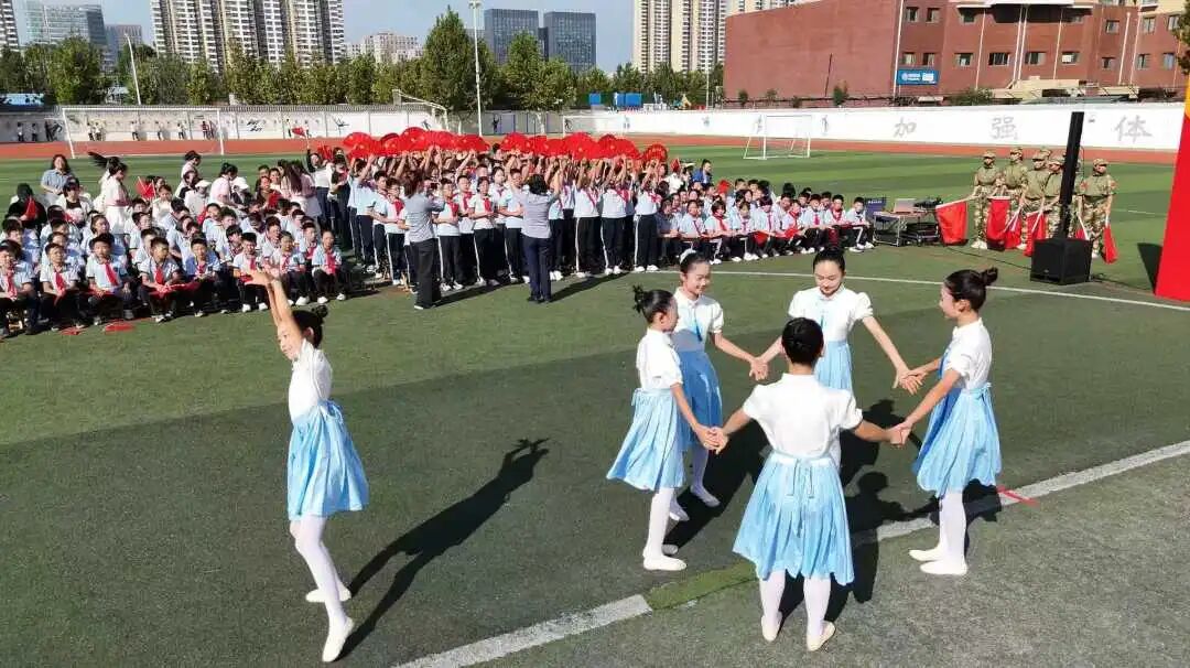 【立小•德育】泪目！六年级学生用红歌致敬信仰，回忆杀来袭，感动全场！