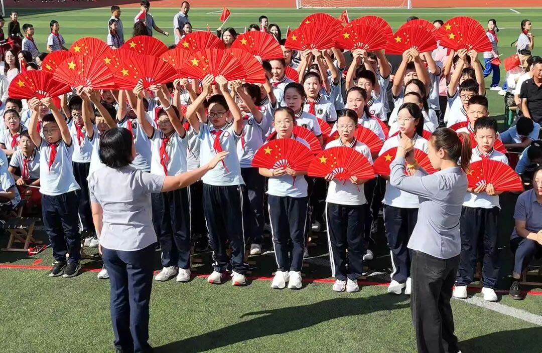 【立小•德育】泪目！六年级学生用红歌致敬信仰，回忆杀来袭，感动全场！