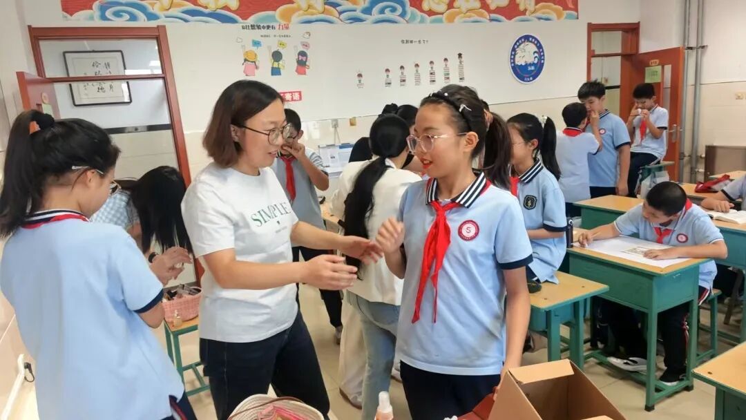 【立小•德育】泪目！六年级学生用红歌致敬信仰，回忆杀来袭，感动全场！