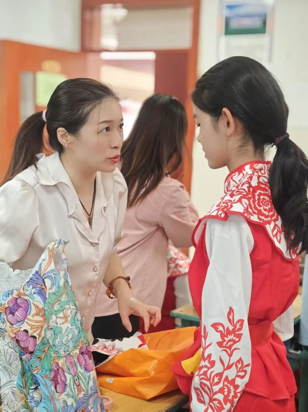 【立小•德育】泪目！六年级学生用红歌致敬信仰，回忆杀来袭，感动全场！