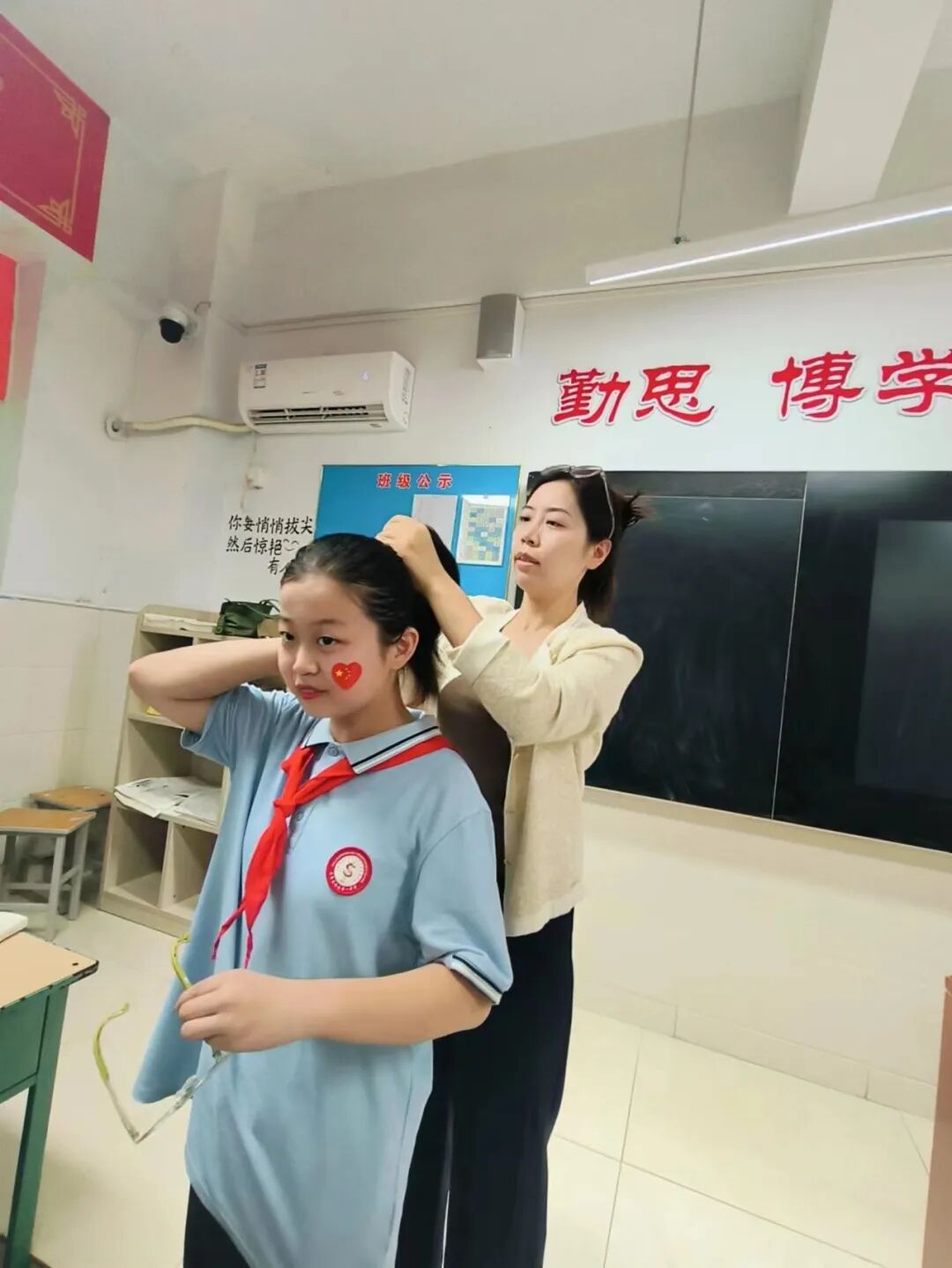 【立小•德育】泪目！六年级学生用红歌致敬信仰，回忆杀来袭，感动全场！