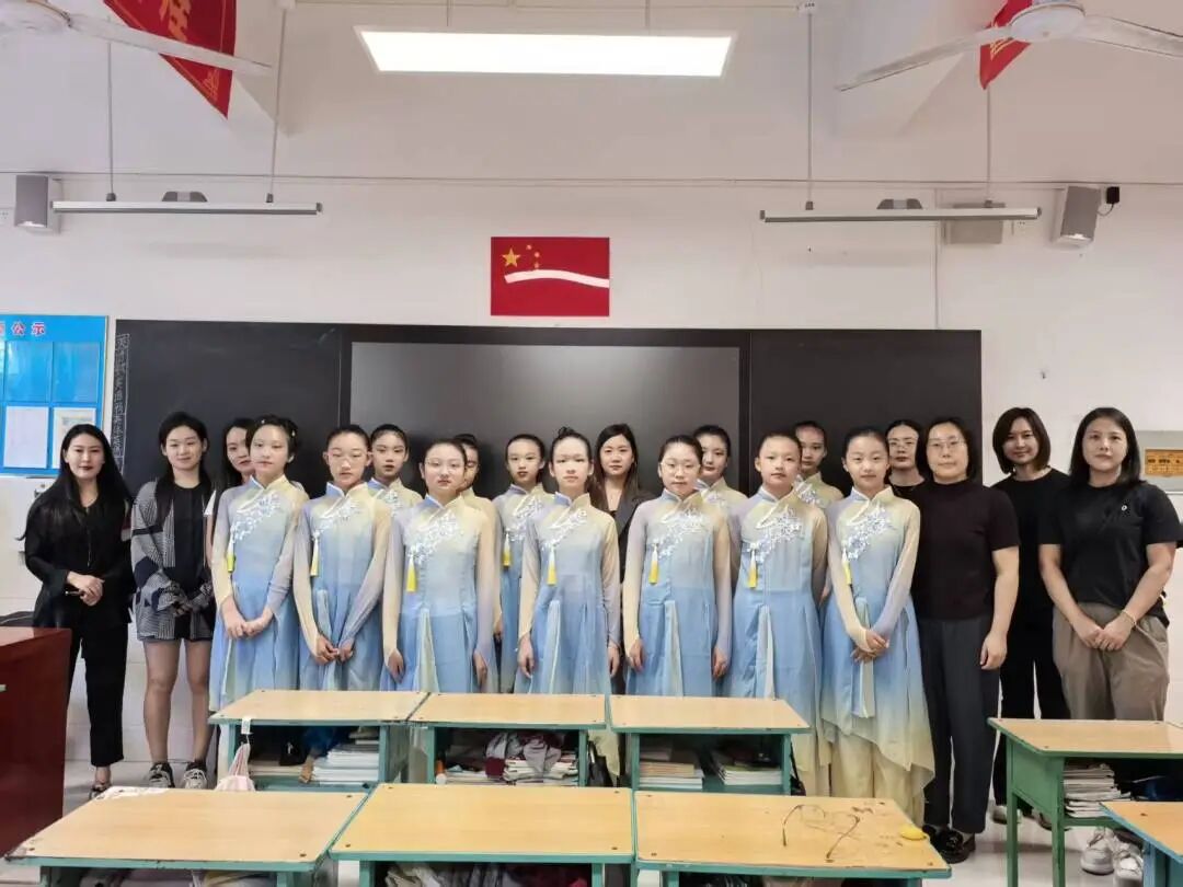 【立小•德育】泪目！六年级学生用红歌致敬信仰，回忆杀来袭，感动全场！