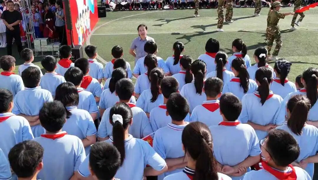 【立小•德育】泪目！六年级学生用红歌致敬信仰，回忆杀来袭，感动全场！