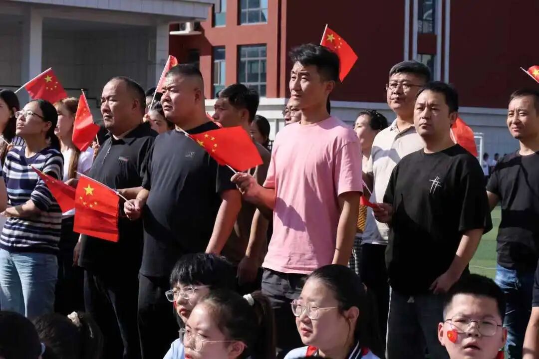 【立小•德育】泪目！六年级学生用红歌致敬信仰，回忆杀来袭，感动全场！