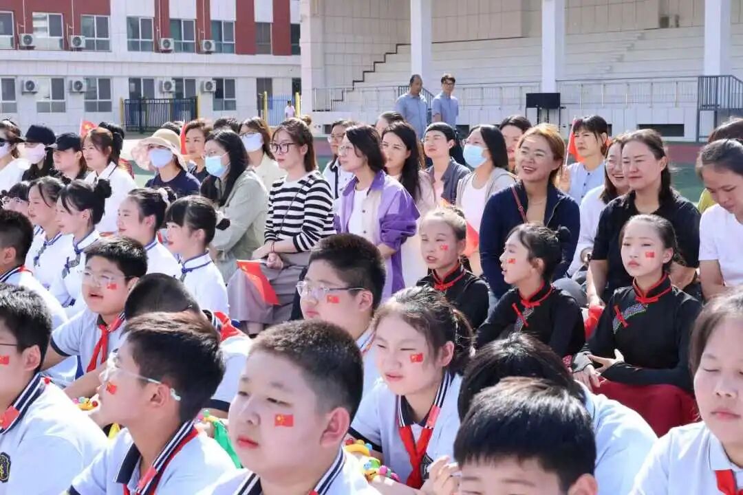 【立小•德育】泪目！六年级学生用红歌致敬信仰，回忆杀来袭，感动全场！