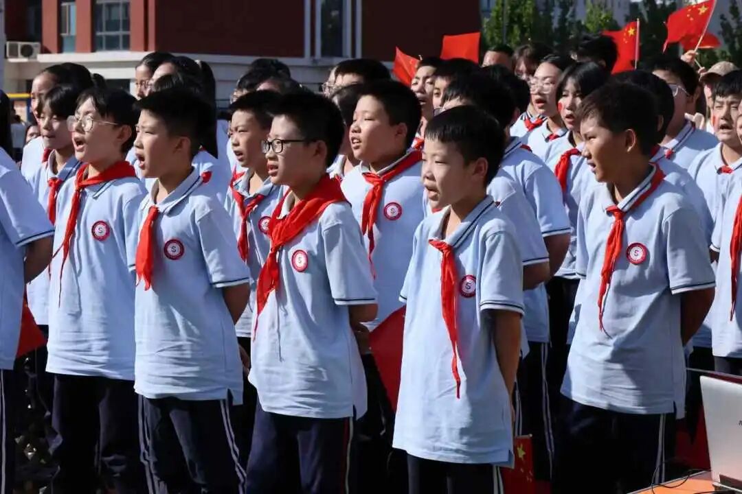 【立小•德育】泪目！六年级学生用红歌致敬信仰，回忆杀来袭，感动全场！