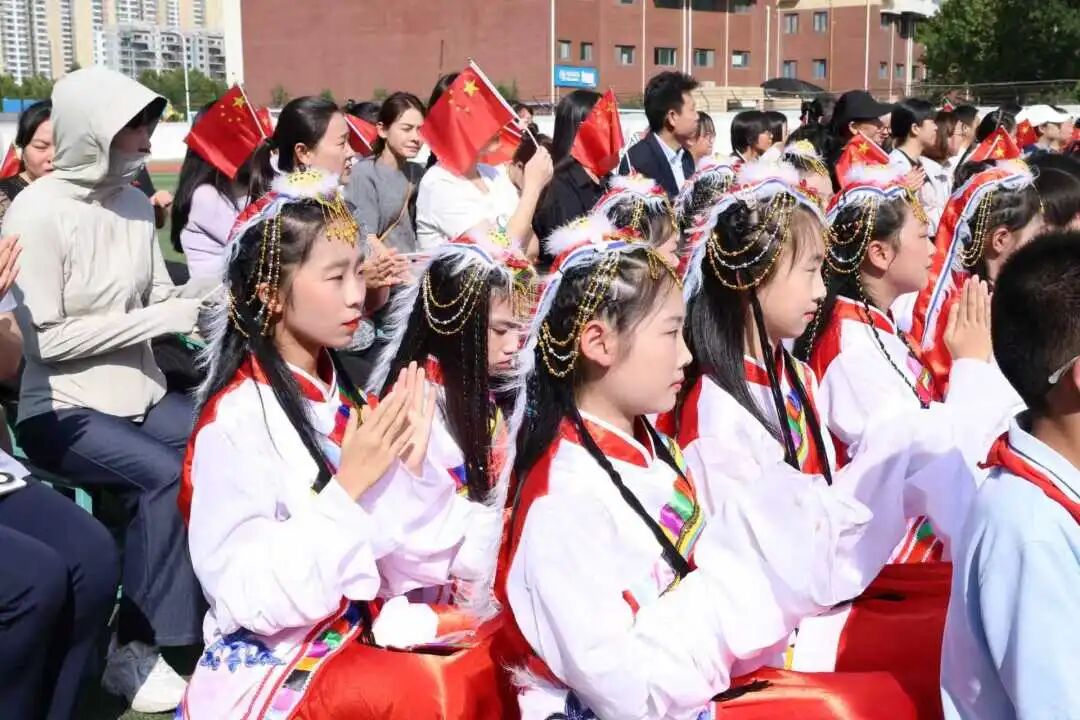 【立小•德育】泪目！六年级学生用红歌致敬信仰，回忆杀来袭，感动全场！