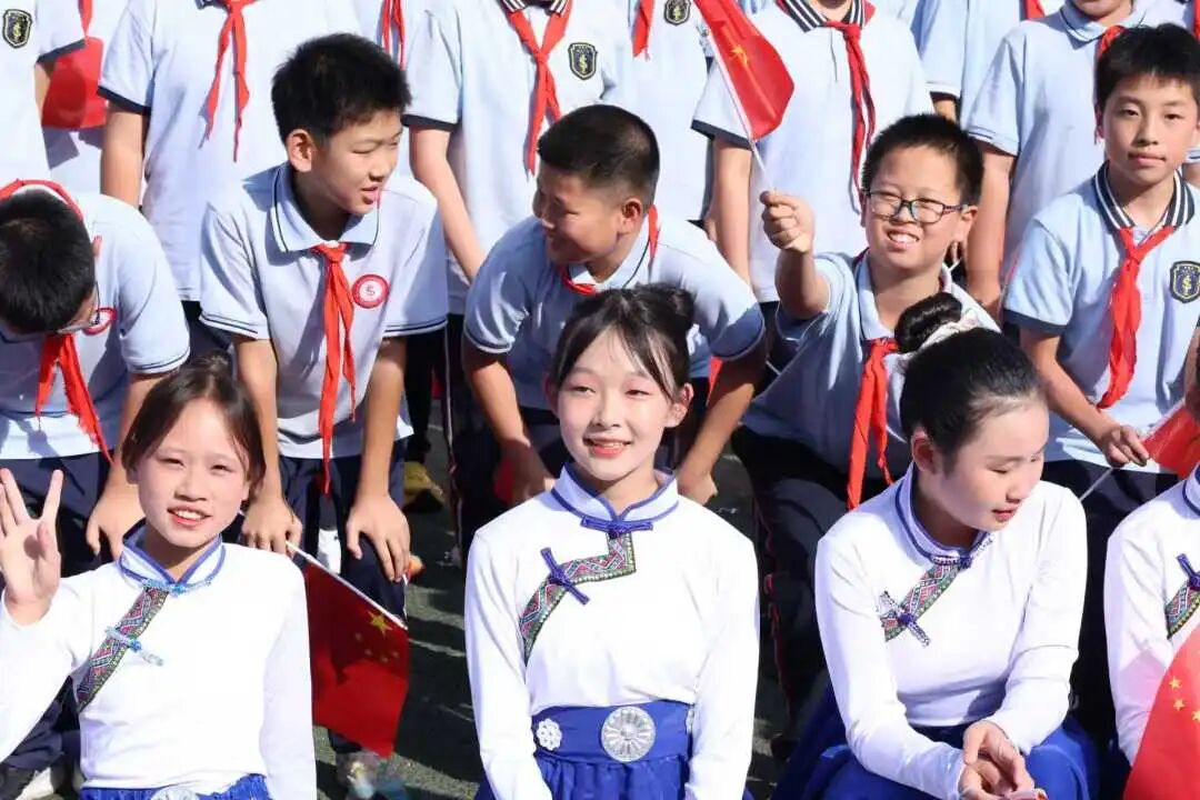 【立小•德育】泪目！六年级学生用红歌致敬信仰，回忆杀来袭，感动全场！