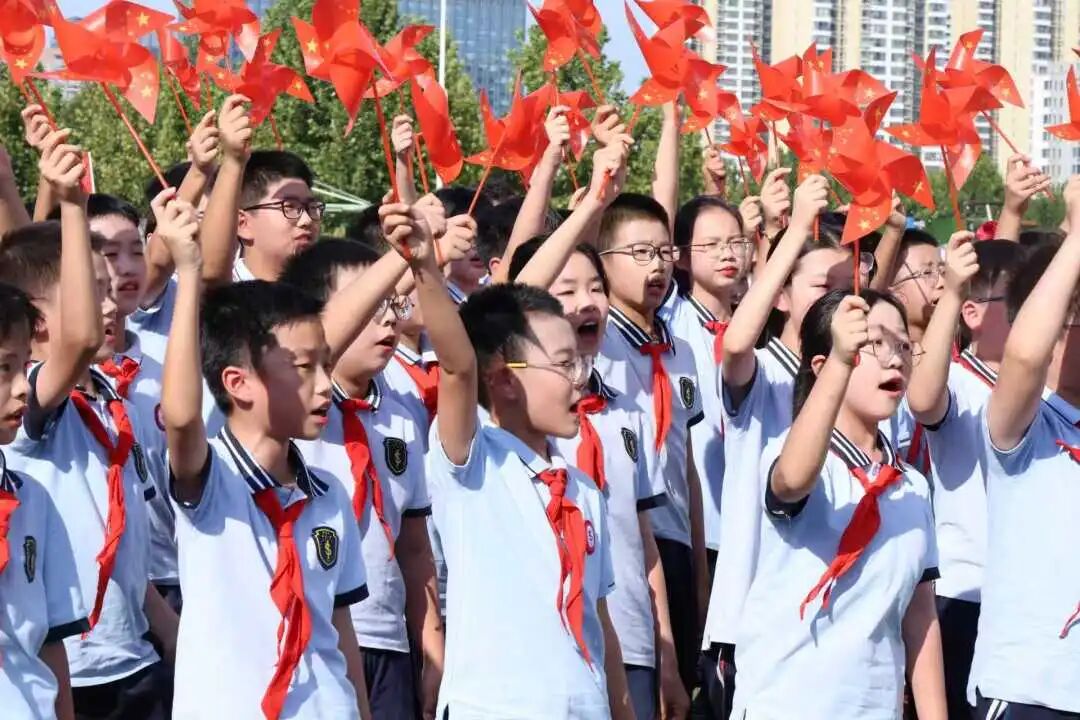 【立小•德育】泪目！六年级学生用红歌致敬信仰，回忆杀来袭，感动全场！