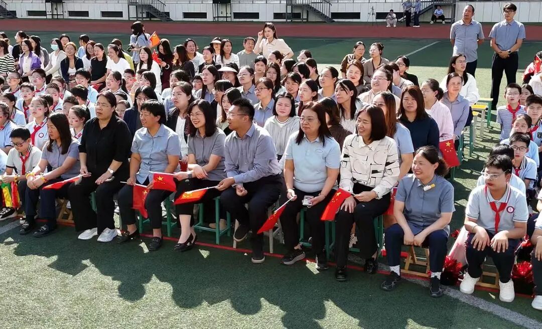【立小•德育】泪目！六年级学生用红歌致敬信仰，回忆杀来袭，感动全场！