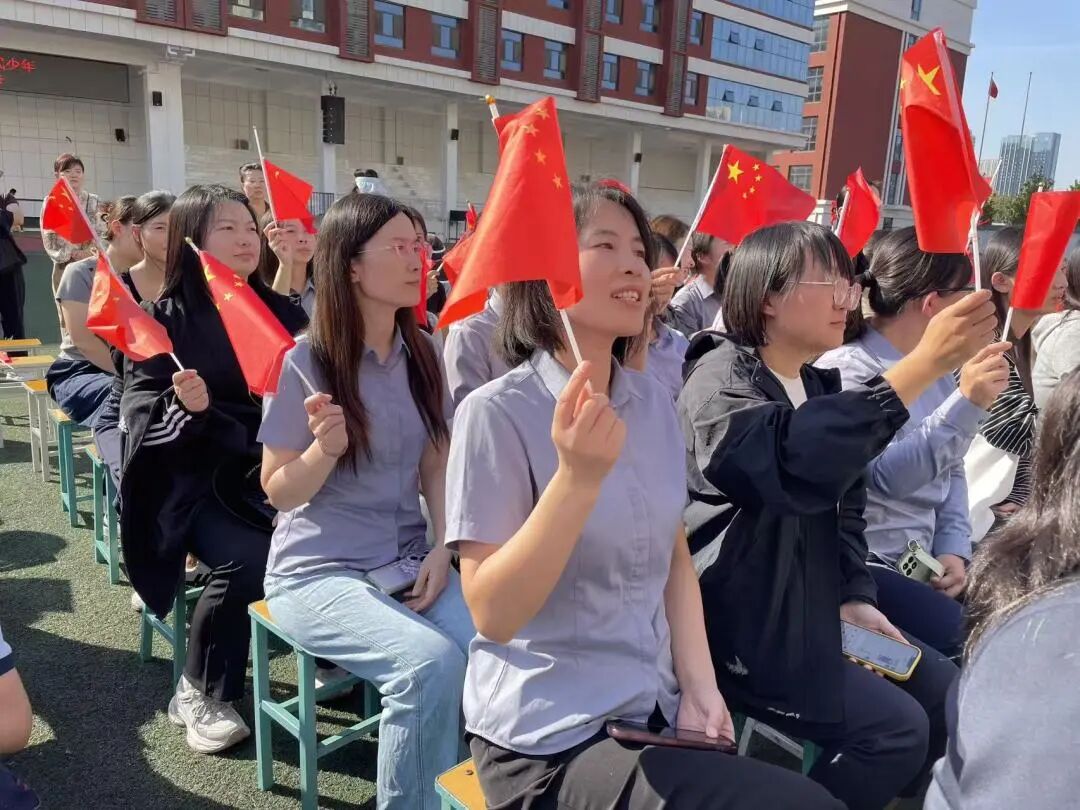 【立小•德育】泪目！六年级学生用红歌致敬信仰，回忆杀来袭，感动全场！