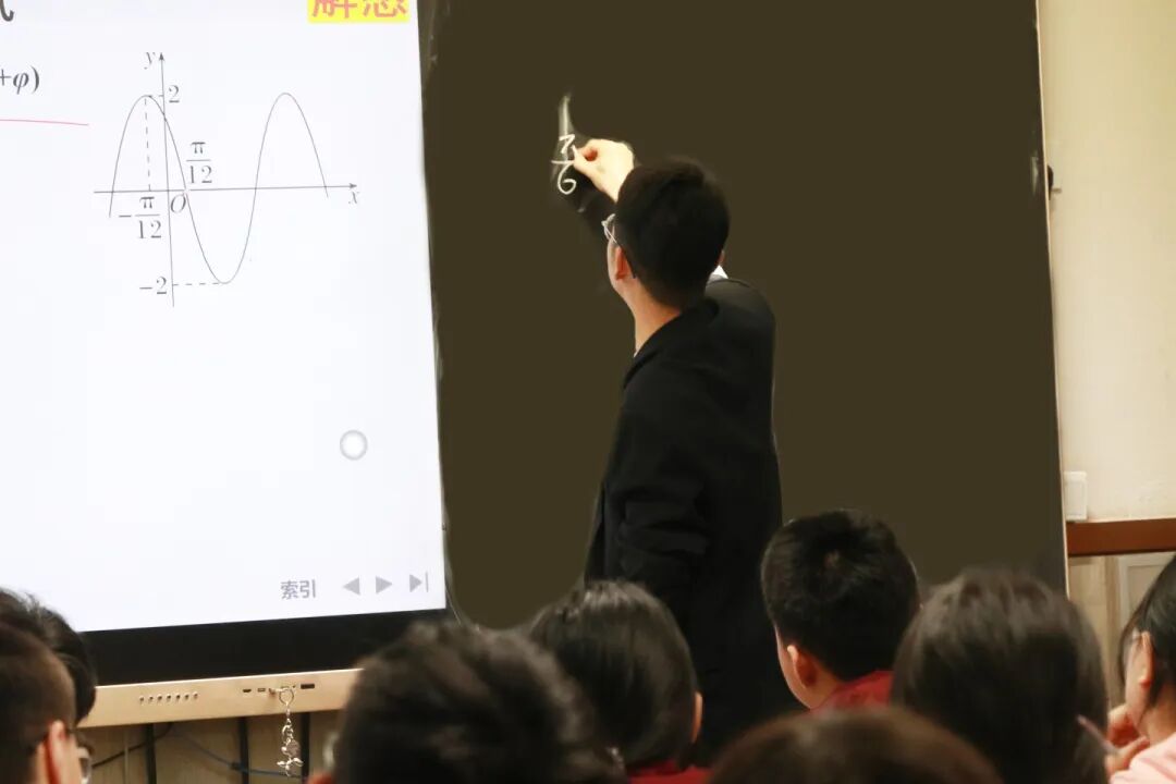 那个背影，定格在私立一中学生的青春里