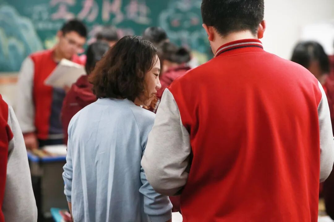 那个背影，定格在私立一中学生的青春里