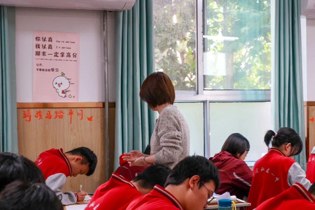 那个背影，定格在私立一中学生的青春里