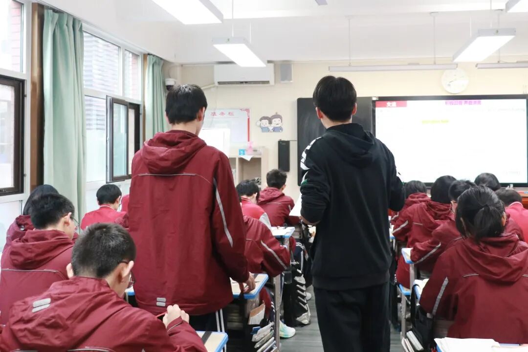 那个背影，定格在私立一中学生的青春里