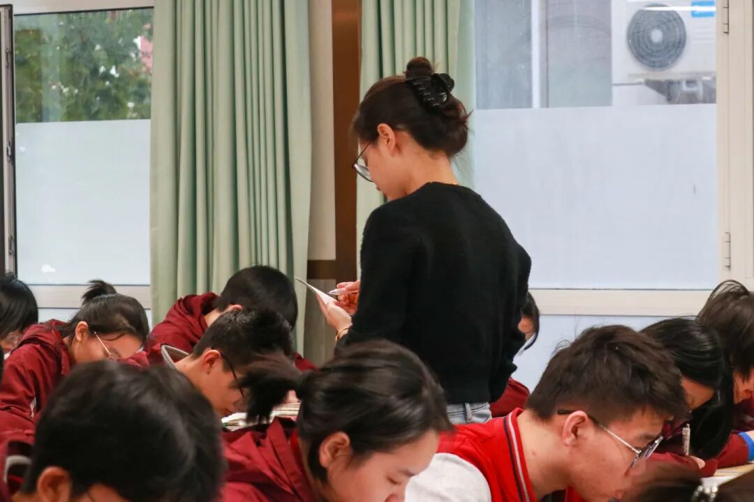 那个背影，定格在私立一中学生的青春里