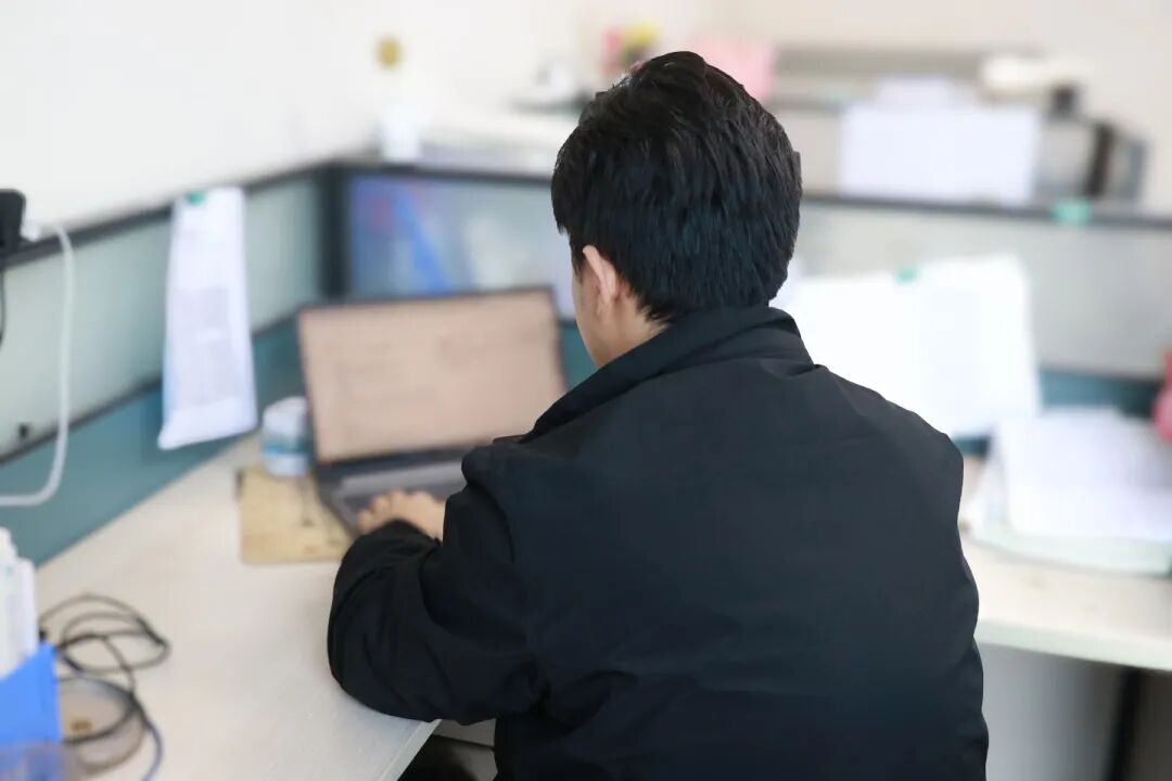 那个背影，定格在私立一中学生的青春里