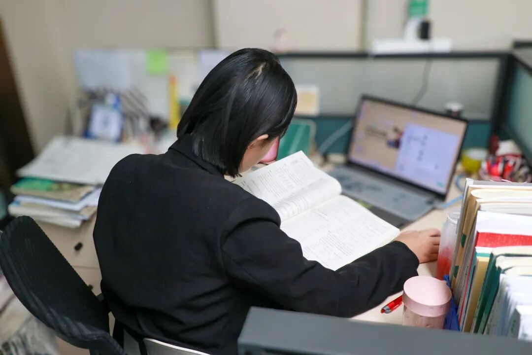 那个背影，定格在私立一中学生的青春里