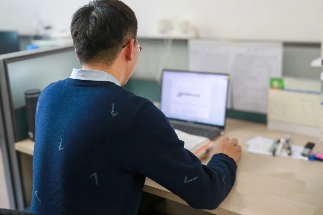 那个背影，定格在私立一中学生的青春里