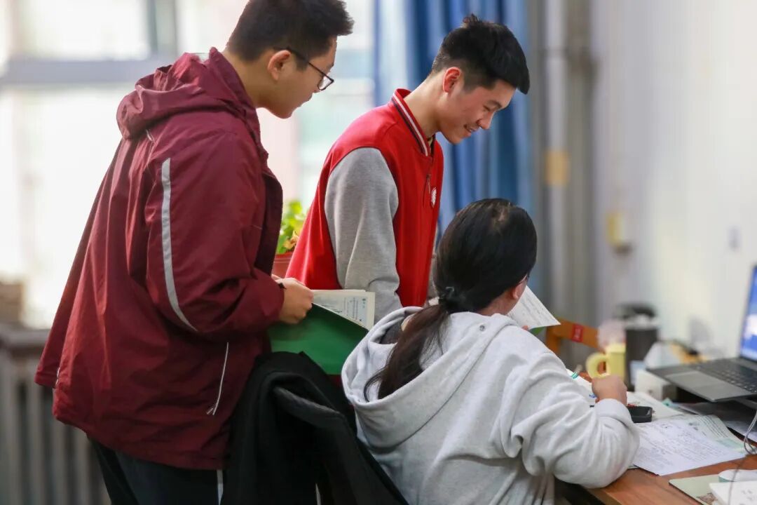 那个背影，定格在私立一中学生的青春里