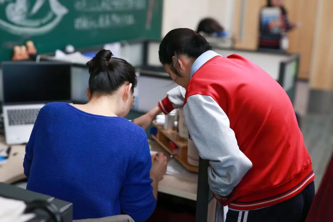 那个背影，定格在私立一中学生的青春里