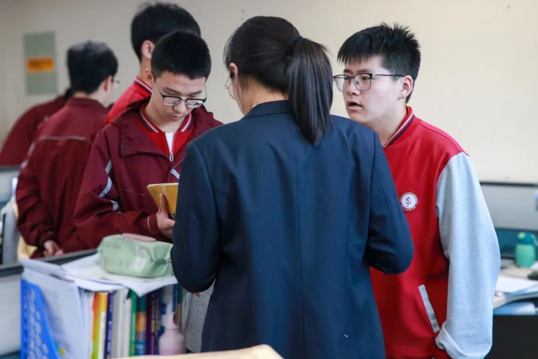 那个背影，定格在私立一中学生的青春里