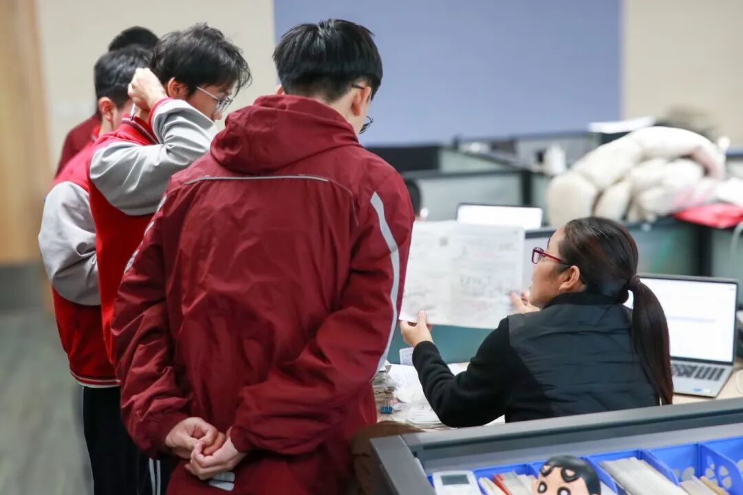 那个背影，定格在私立一中学生的青春里